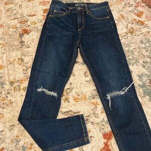 Skinny jeans with knee slits